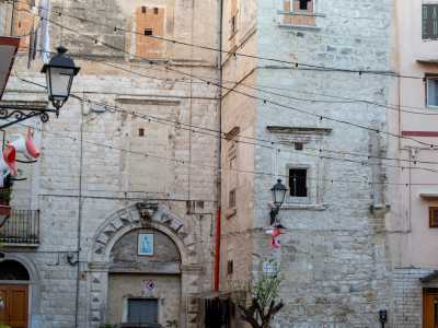 ...alcune delle quali arricchite da cornici modanate
